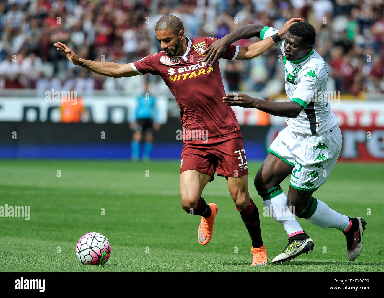 Turin, Italien. 24. April 2016: Bruno Peres (links) und Alfred Duncan kämpfen um den Ball in die Serie A Fußballspiel zwischen Torino FC und uns Sassuolo. Bildnachweis: Nicolò Campo/Alamy Live-Nachrichten Stockfoto