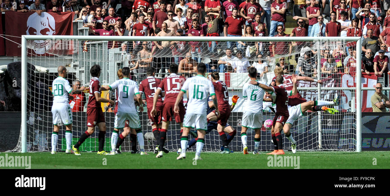 Turin, Italien. 24. April 2016: Federico Peluso punktet in der Serie A Fußballspiel zwischen Torino FC und uns Sassuolo. Bildnachweis: Nicolò Campo/Alamy Live-Nachrichten Stockfoto