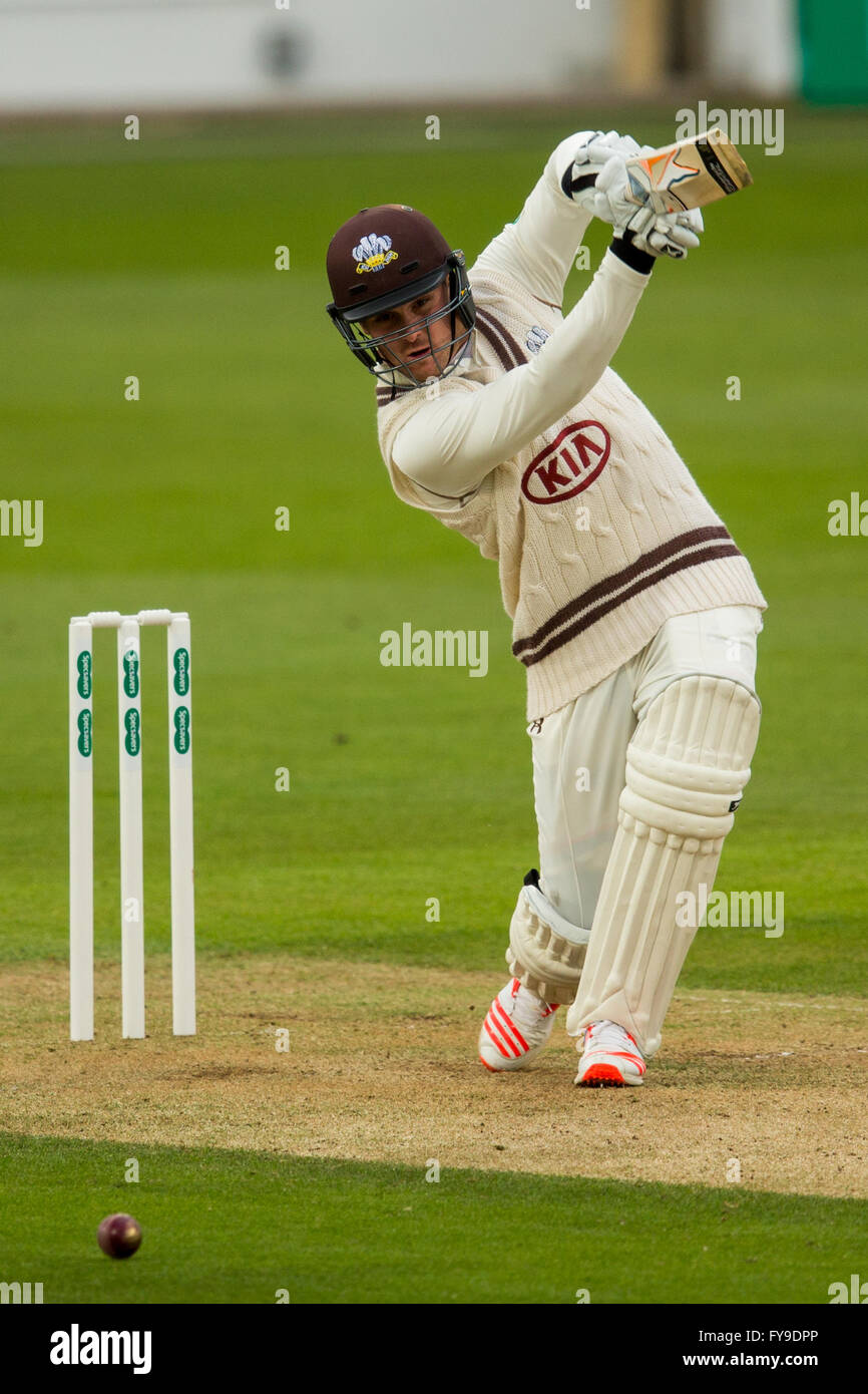 London, UK. 24. April 2016. Jason Roy Wimper für Surrey am ersten Tag der "Spec-Savers" County Championship Division One Spiel gegen Somerset im Oval. David Rowe/Alamy Live News. Stockfoto