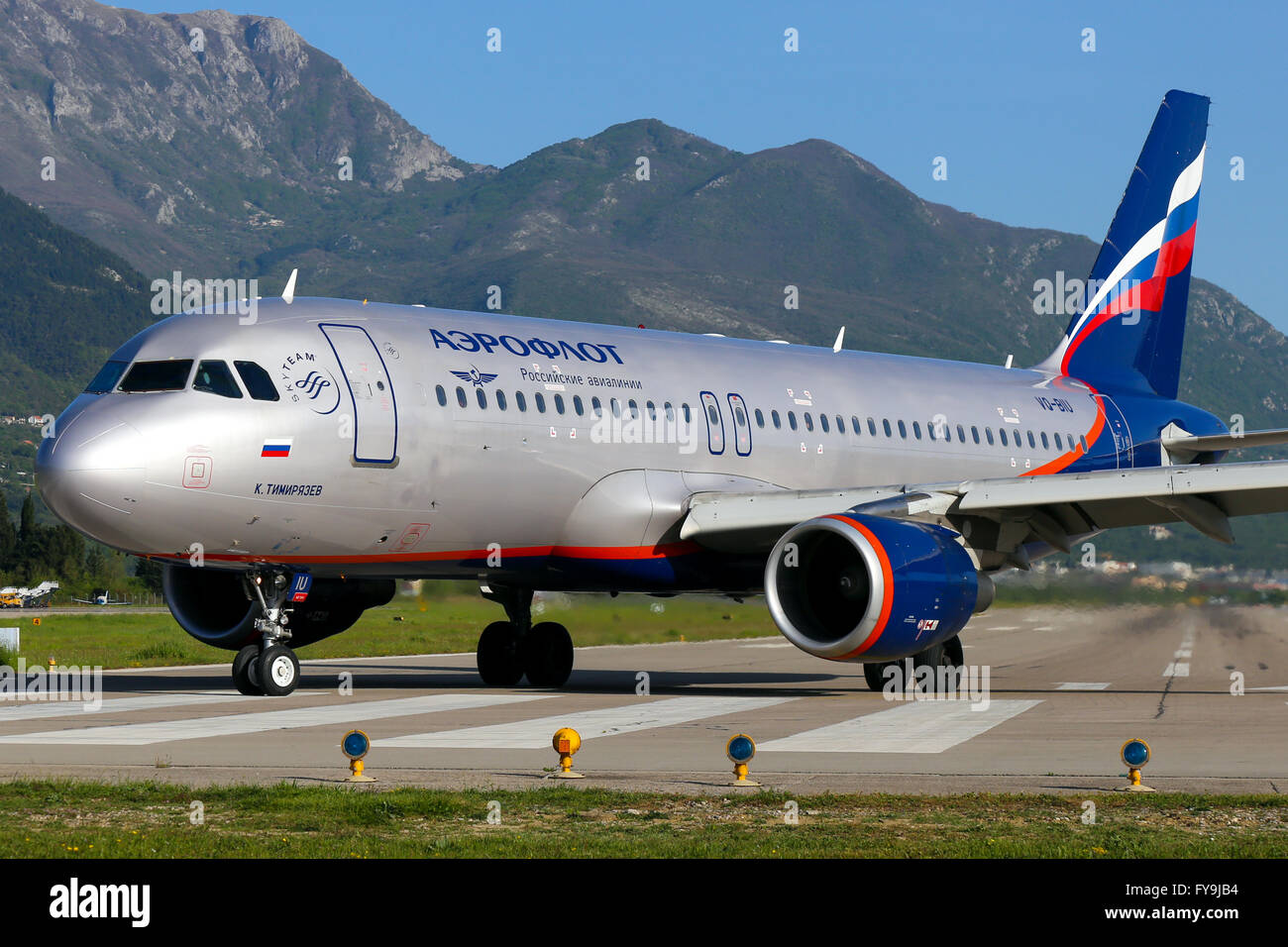 Aeroflot Airbus A320 räumt Piste 32 am Flughafen Tivat. Stockfoto