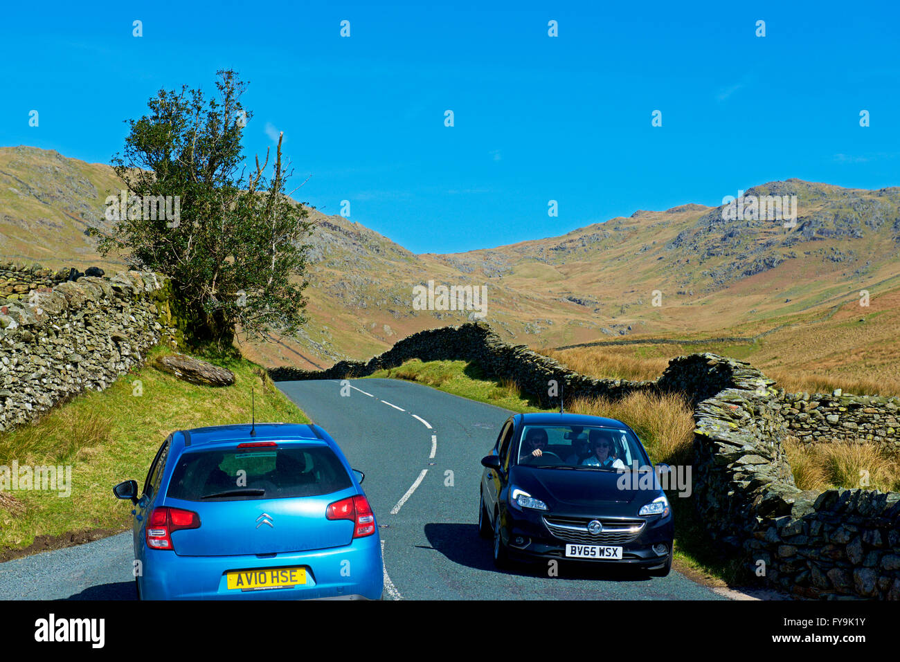 Autos auf Kirkstone Pass (A592), Lake District National Park, Cumbria, England Stockfoto