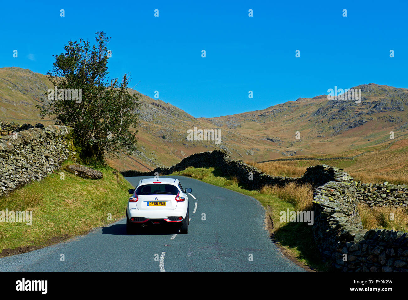 Auto auf Kirkstone Pass (A592), Lake District National Park, Cumbria, England Stockfoto