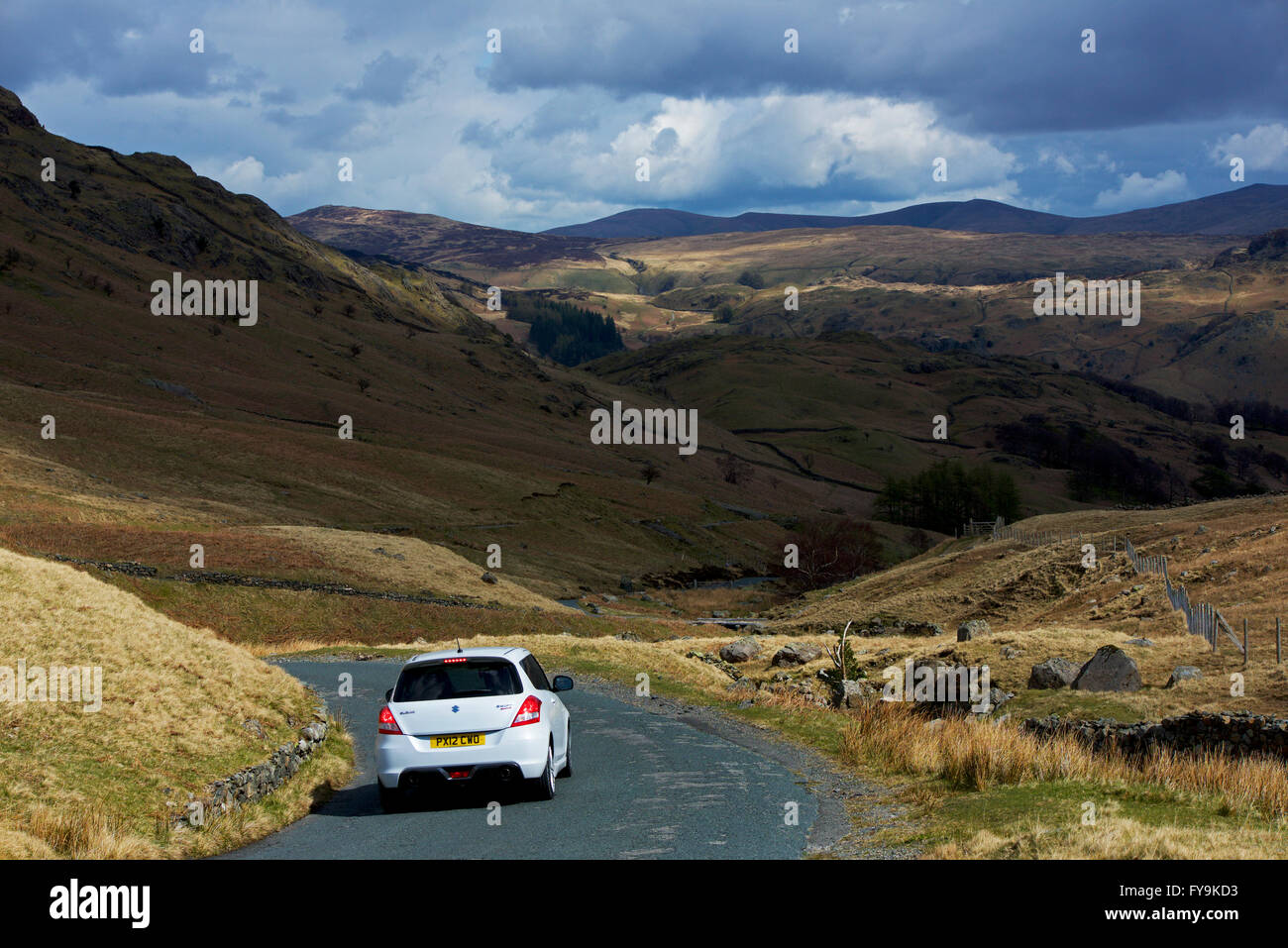 Auto auf Honister Pass (B5289), Lake District National Park, Cumbria, England Stockfoto