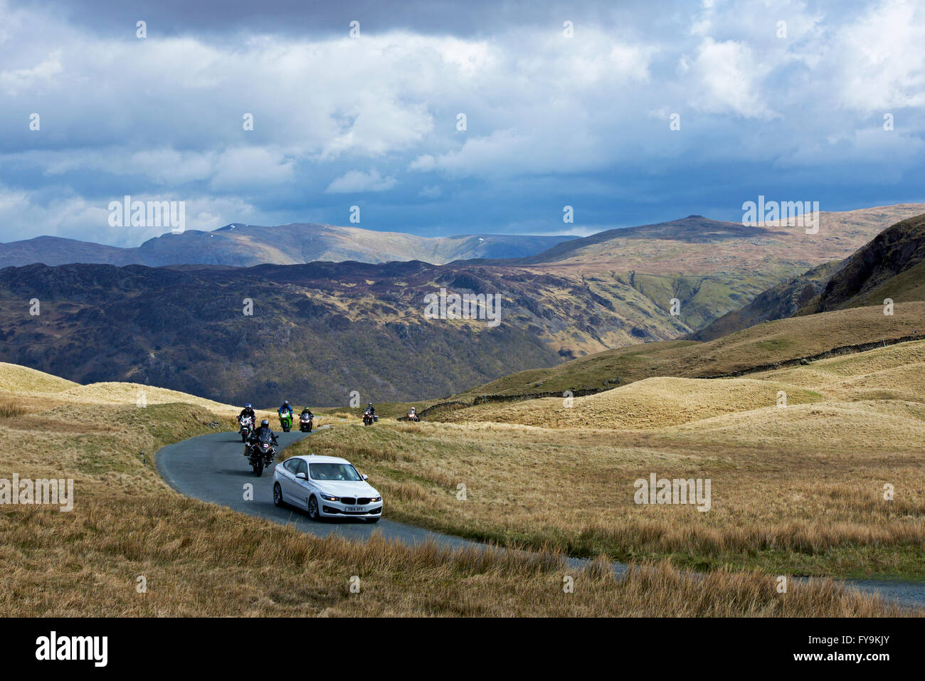 Verkehr auf Honister Pass (B5289), Lake District National Park, Cumbria, England Stockfoto