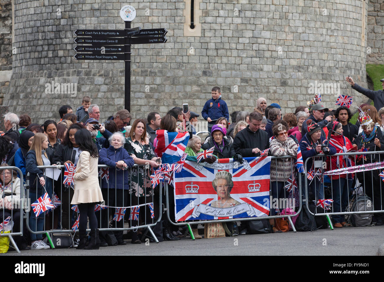 Windsor, UK. 21. April 2016. Kundenansturm bei der Königin 90. Geburtstagsfeiern. Stockfoto