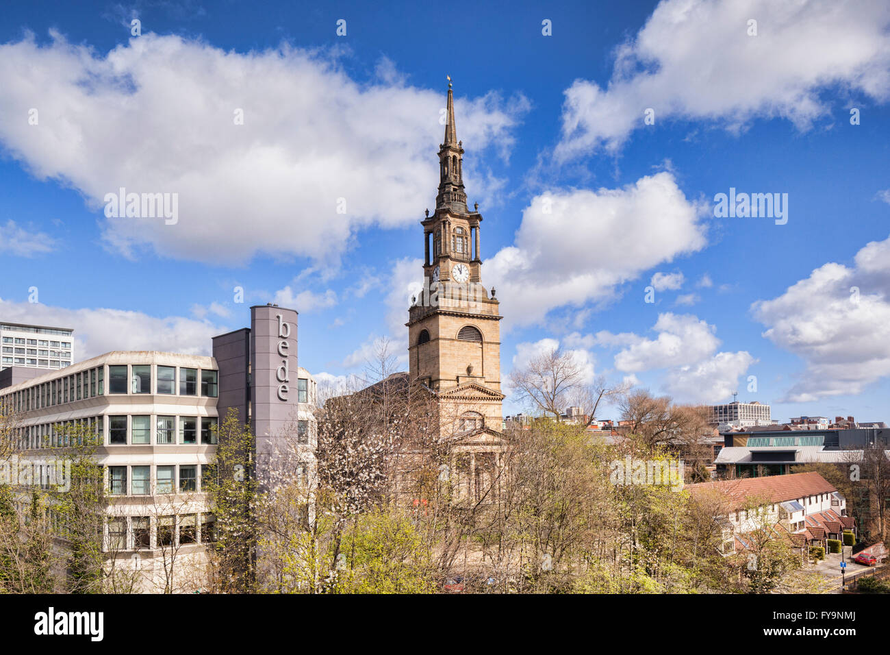 Die Skyline von Newcastle-upon-Tyne, mit Bede Haus und All Saints Church, England, UK Stockfoto