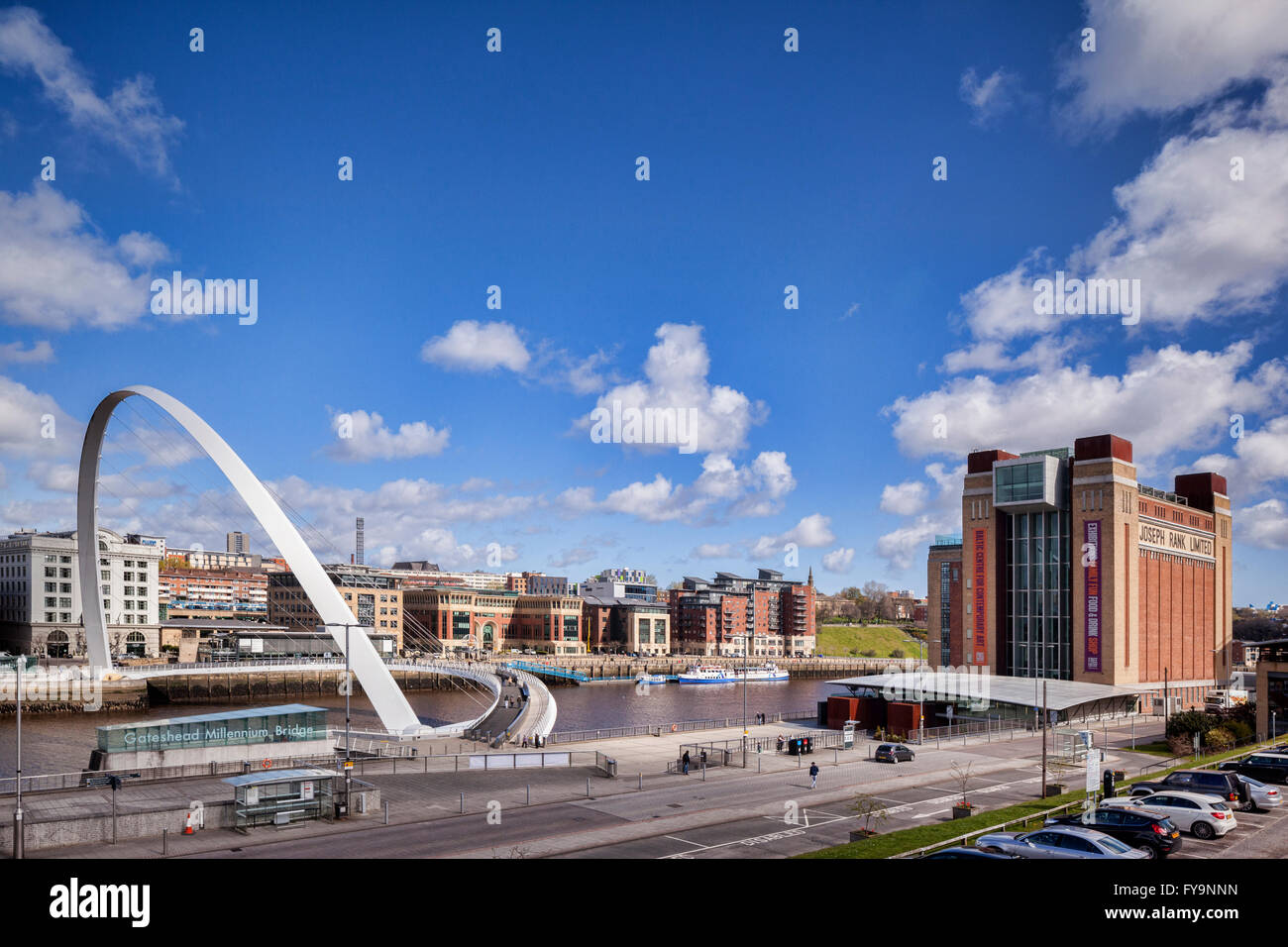 Gateshead Millennium Bridge, Newcastle Kais und Baltic Centre for Contemporary Art, Newcastle-upon-Tyne, Tyne and Wear, DEU Stockfoto