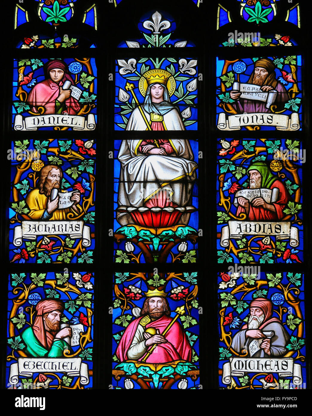 Glasfenster in St. Vitus Cathedral, Prag, Darstellung Mutter Mary und dem Propheten Daniel, Jona, Zachary, Hesekiel, etc. Stockfoto