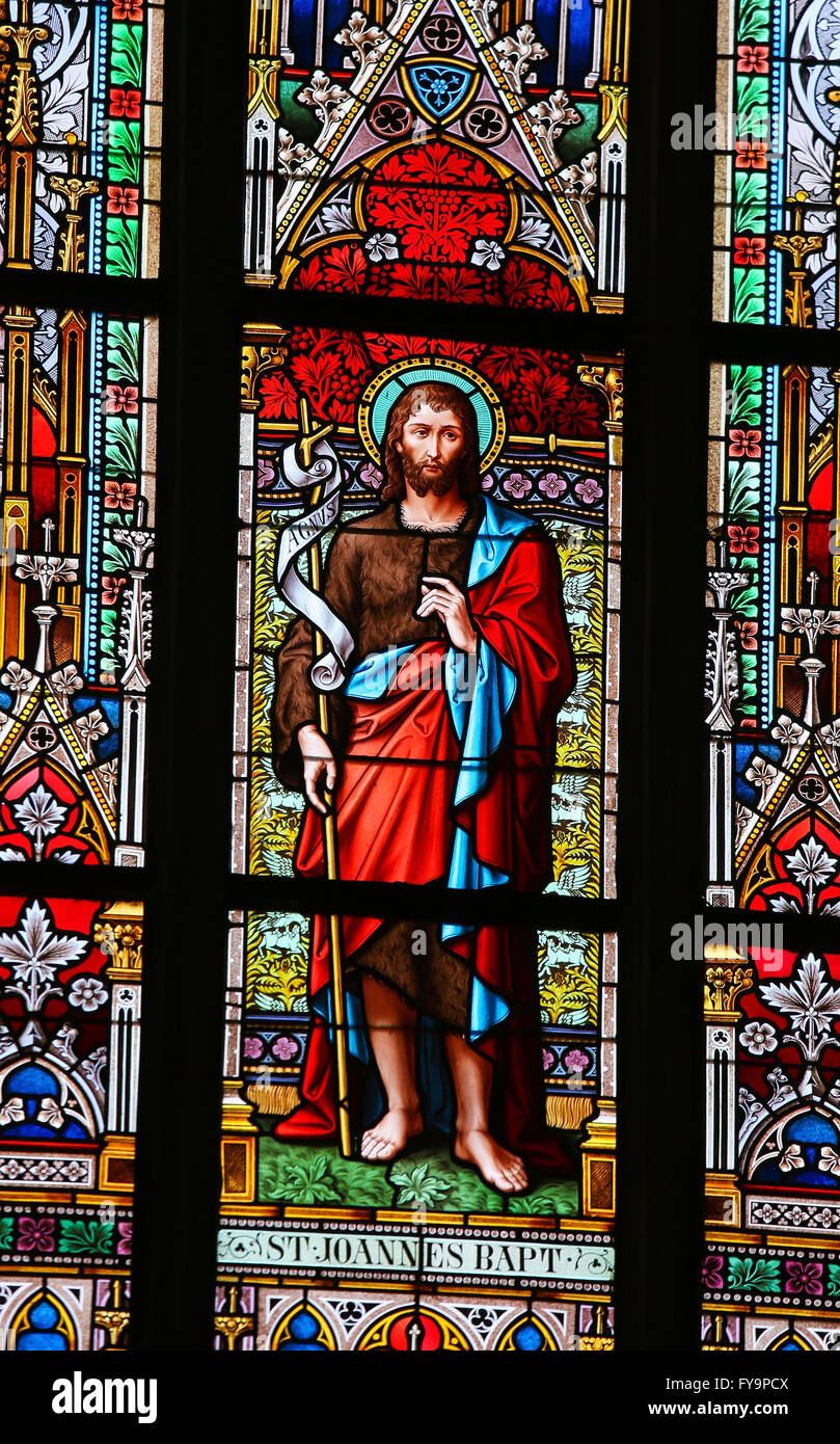 Prag, Tschechien - 2. April 2016: Glasfenster in St. Vitus Cathedral, Prag, Darstellung des Hl. Johannes des Täufers Stockfoto