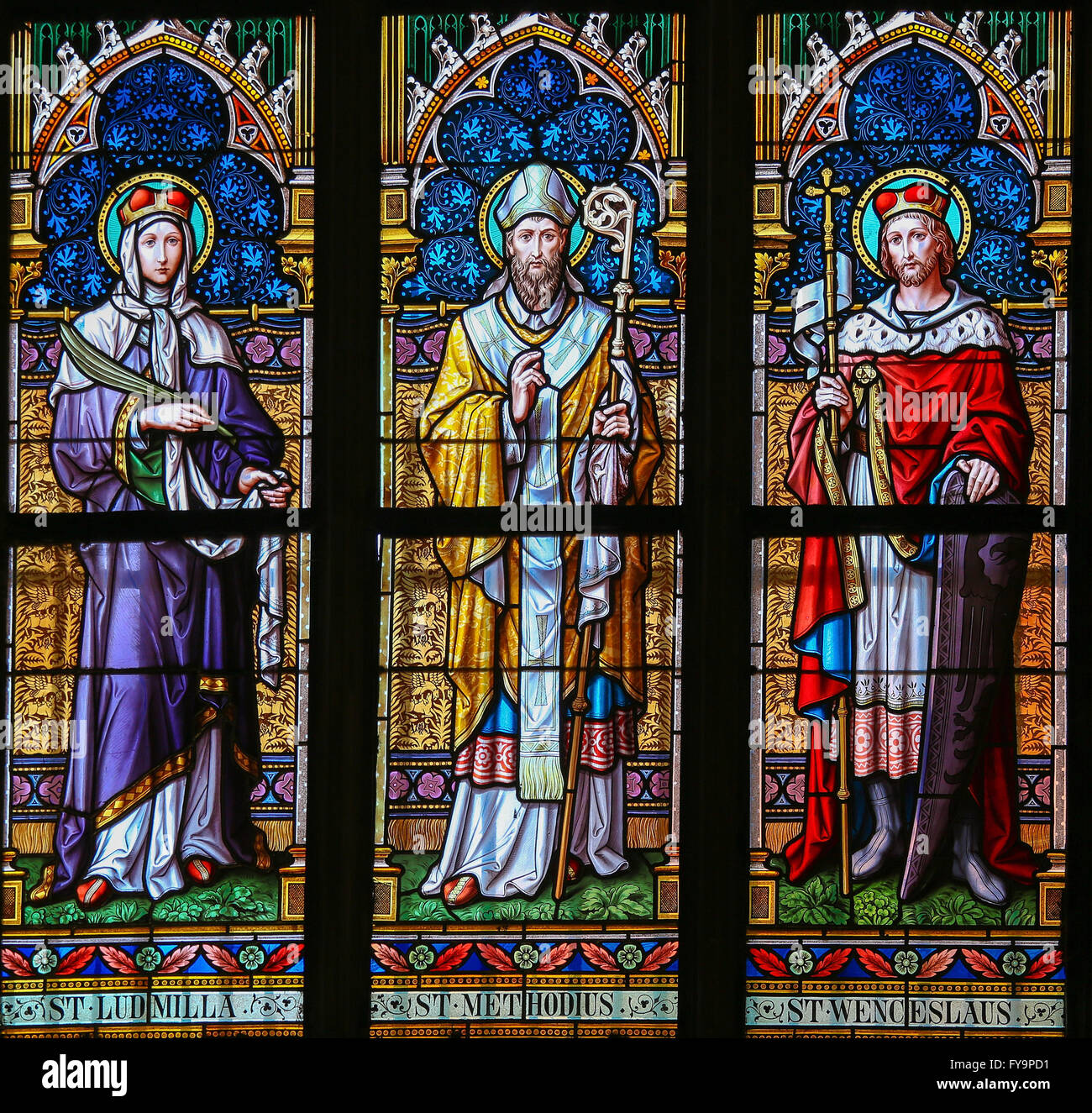 Glasfenster in St. Vitus Cathedral, Prag, Darstellung St. Ludmilla, Heilige Methodius und Heilige Wenzel Stockfoto
