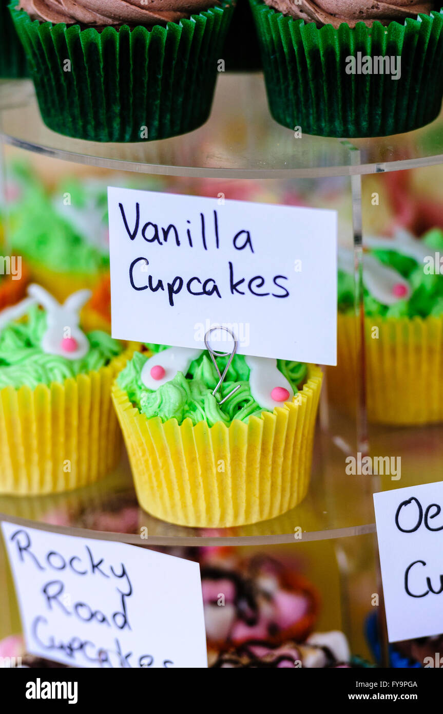 Vanille und andere Sorten von Cupcakes zum Verkauf an einem Marktstand Stockfoto