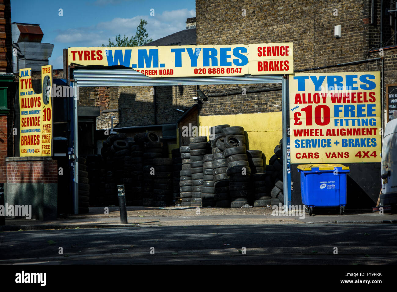 Bunte Garage / Mechanik in Harringay, Haringey, Nord-London Stockfoto