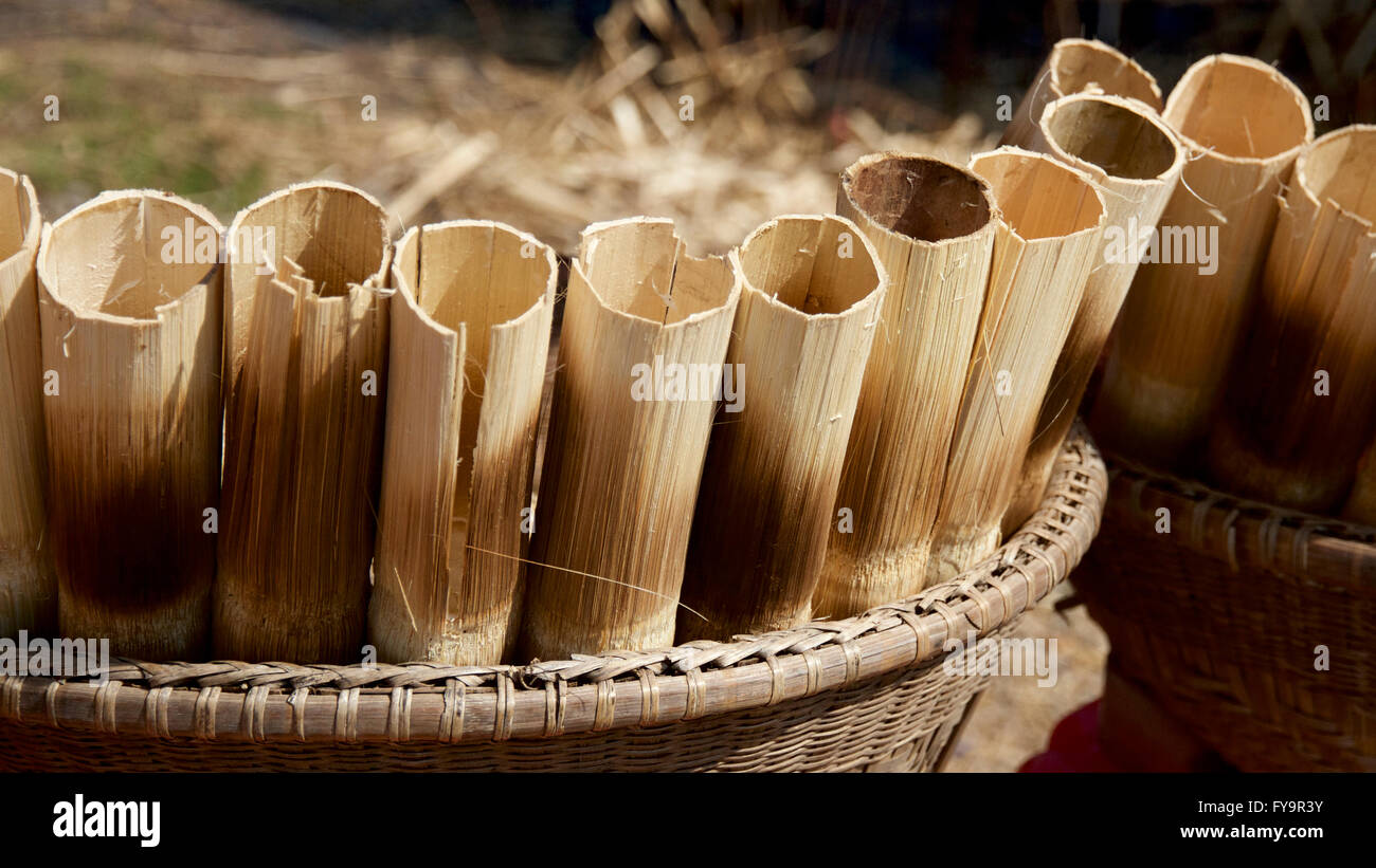 Kokosreis in Bambus zum Verkauf neben der Strae, Kambodscha  Stockfotografie - Alamy