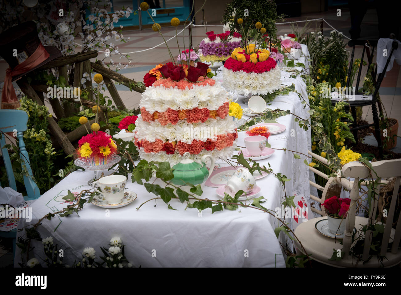 Mad Hatter Tea-Party Tisch fest florale Kuchen Kuchen International – The Sugarcraft, Kuchen dekorieren und Backen-Show in London Stockfoto