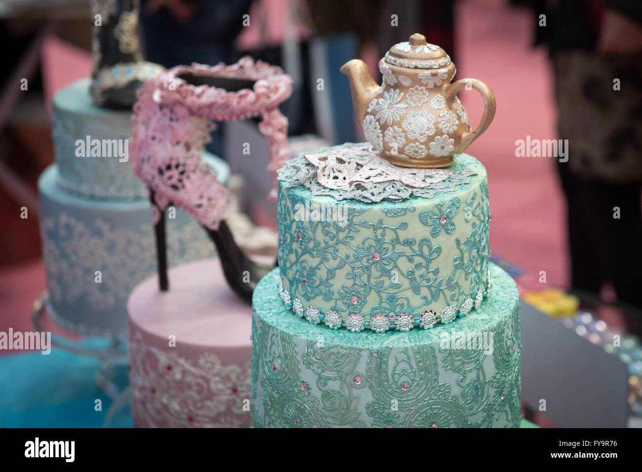 Teekanne Geburtstag Kuchendekoration auf Kuchen International – The Sugarcraft, Kuchen dekorieren und Backen-Show in London Stockfoto