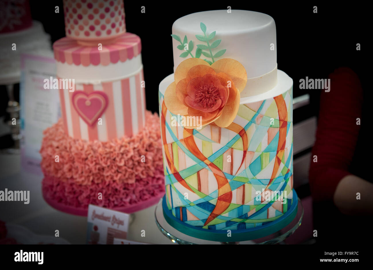 Floral und Herz Motiv Hochzeit Kuchen Kuchen International – The Sugarcraft, Kuchen dekorieren und Backen-Show in London Stockfoto