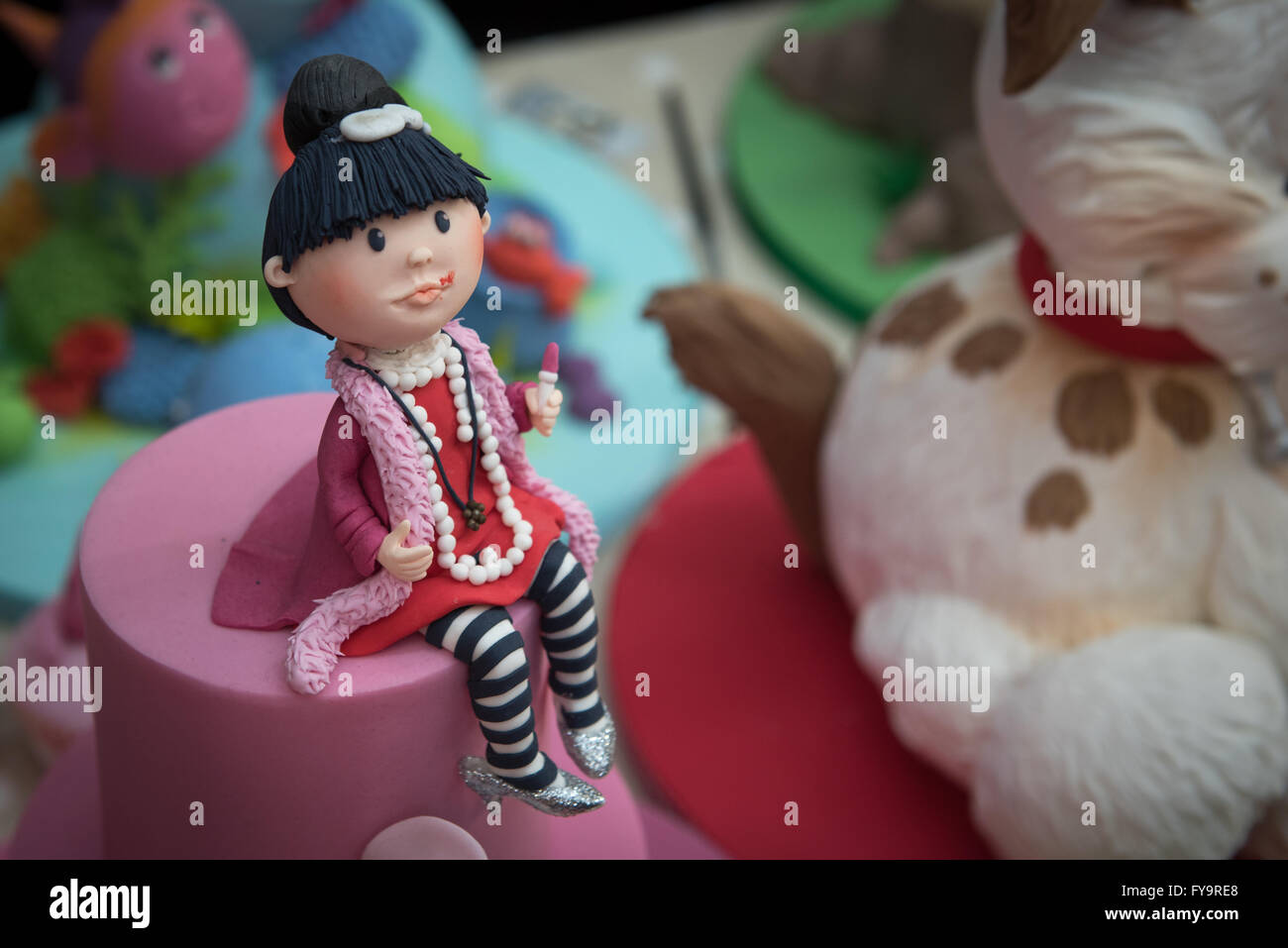 Mädchen essen eine Lolly Geburtstag Kuchendekoration auf Kuchen International – The Sugarcraft, Kuchen dekorieren und Backen-Show in London Stockfoto Mädchen essen eine Lolly Geburtstag Kuchendekoration auf Kuchen International – The Sugarcraft, Kuchen dekorieren und Backen-Show in London Stockfoto