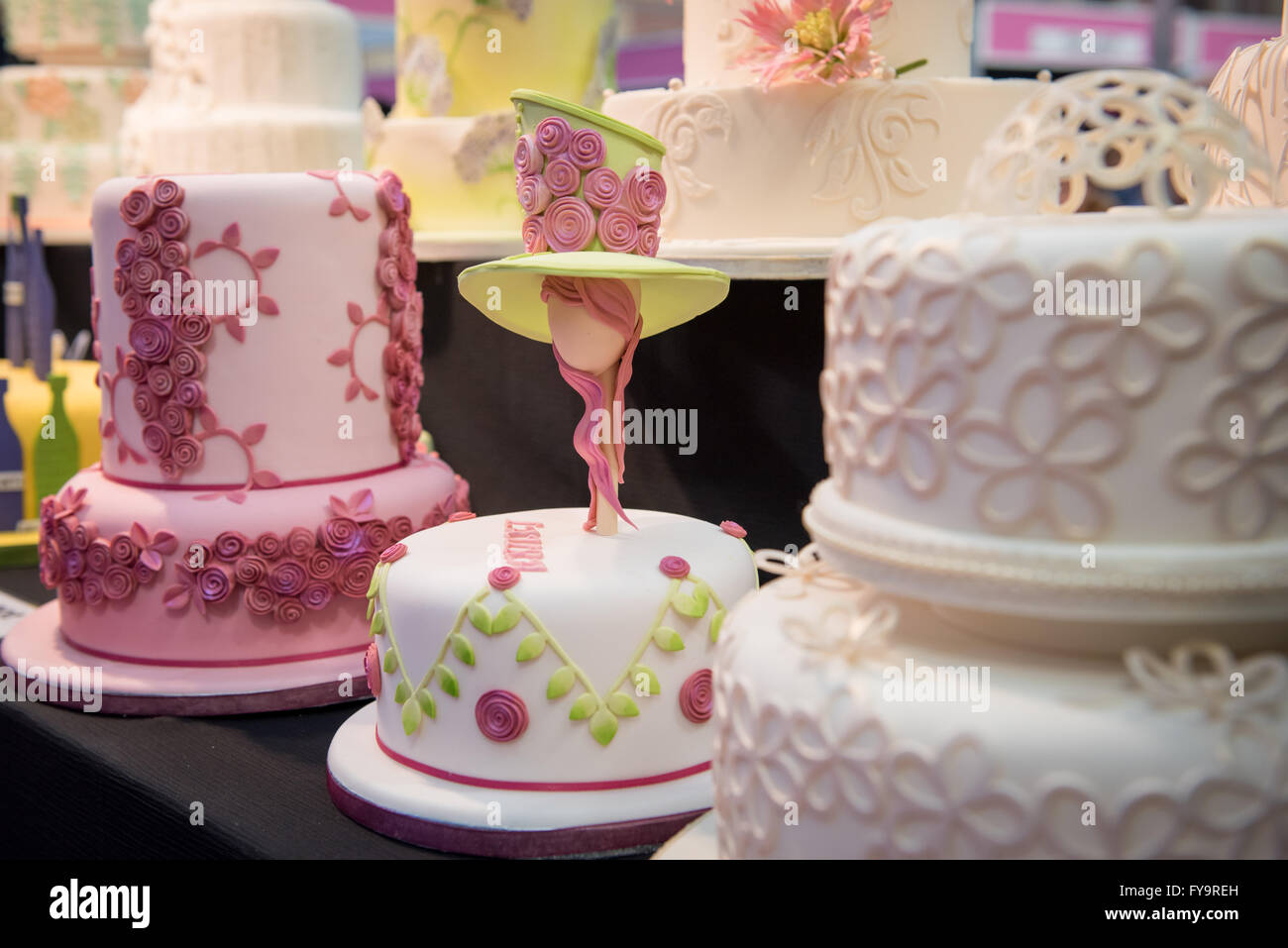 Dekorative Blumen Geburtstag und Hochzeit Kuchen Kuchen International – The Sugarcraft, Kuchen dekorieren und Backen-Show in London Stockfoto