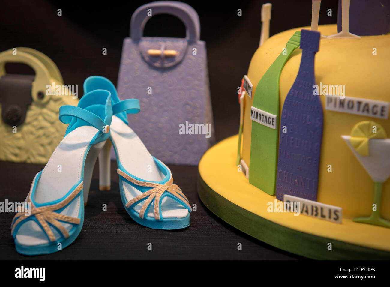 Essbare high Heel Schuhe Kuchen Dekoration auf Kuchen International – The Sugarcraft, Kuchen dekorieren und Backen-Show in London Stockfoto