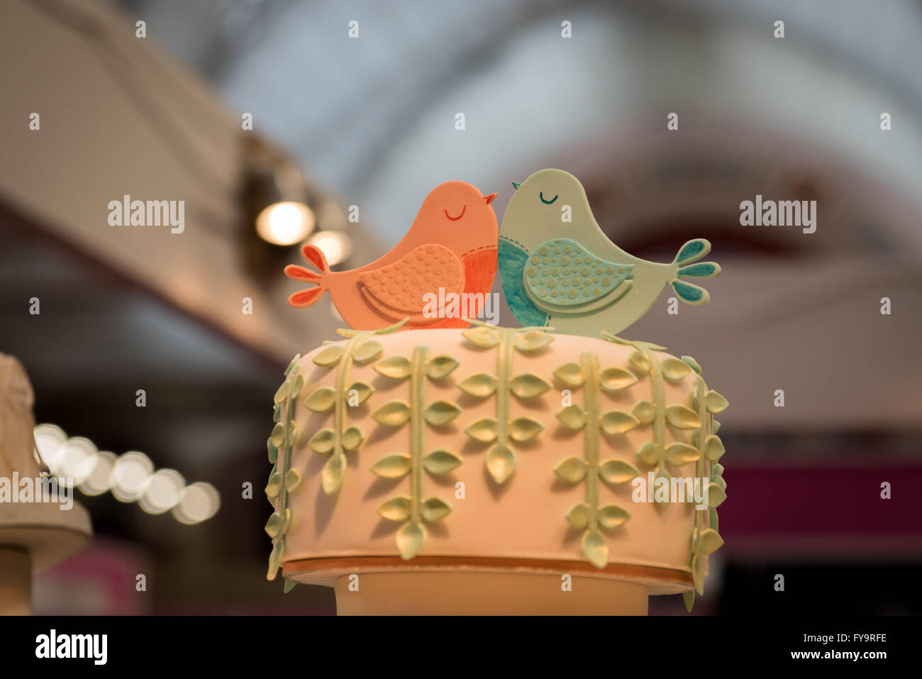 Liebe Vögel singen Hochzeitstorte Dekoration auf Kuchen International – The Sugarcraft, Kuchen dekorieren und Backen-Show in London Stockfoto
