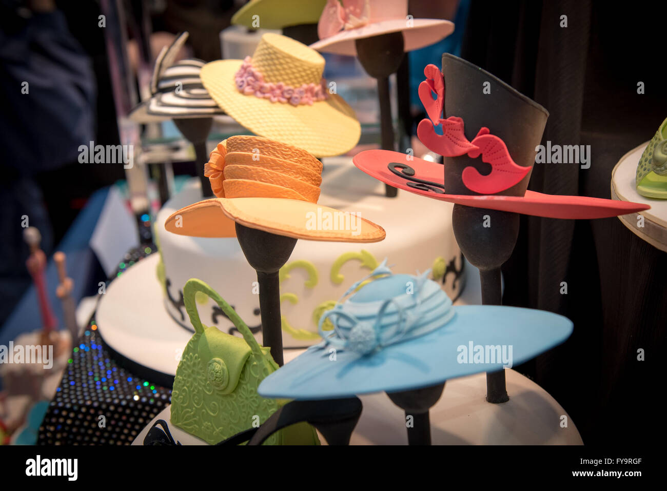 Essbare Mützen Mode Kuchen Dekorationen Kuchen International – The Sugarcraft, Kuchen dekorieren und Backen-Show in London Stockfoto