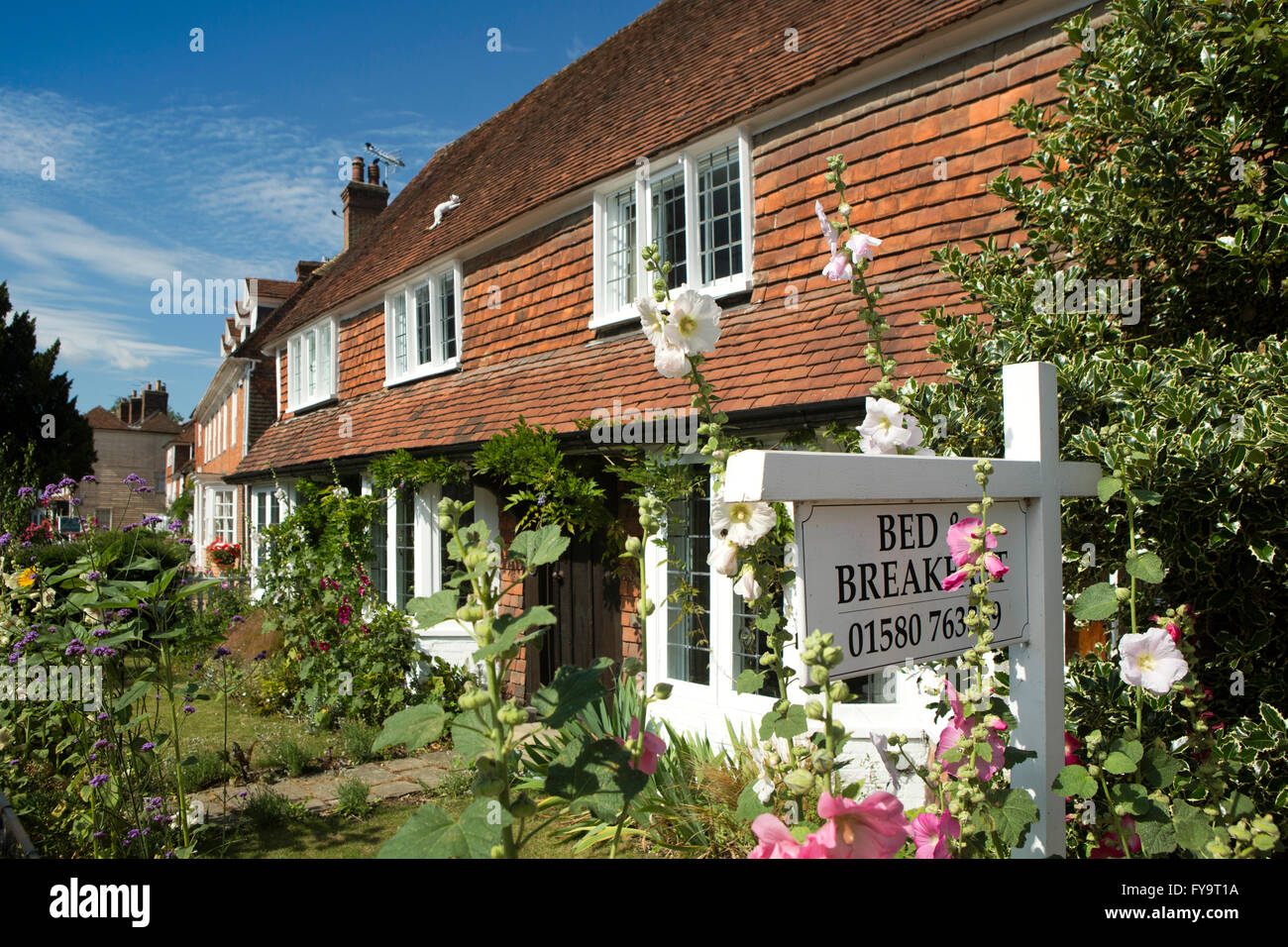 UK, Kent, Tenterden, Ashford Road, wenig Dane Gericht historisches Haus B & B Stockrosen im Garten Stockfoto