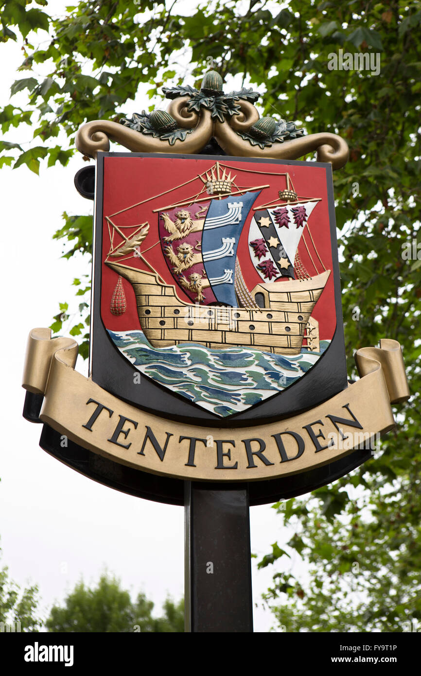 Kent, UK, Ashford Road, Tenterden Ortstafel mit Cinque Port-Schiff-Motiv Stockfoto