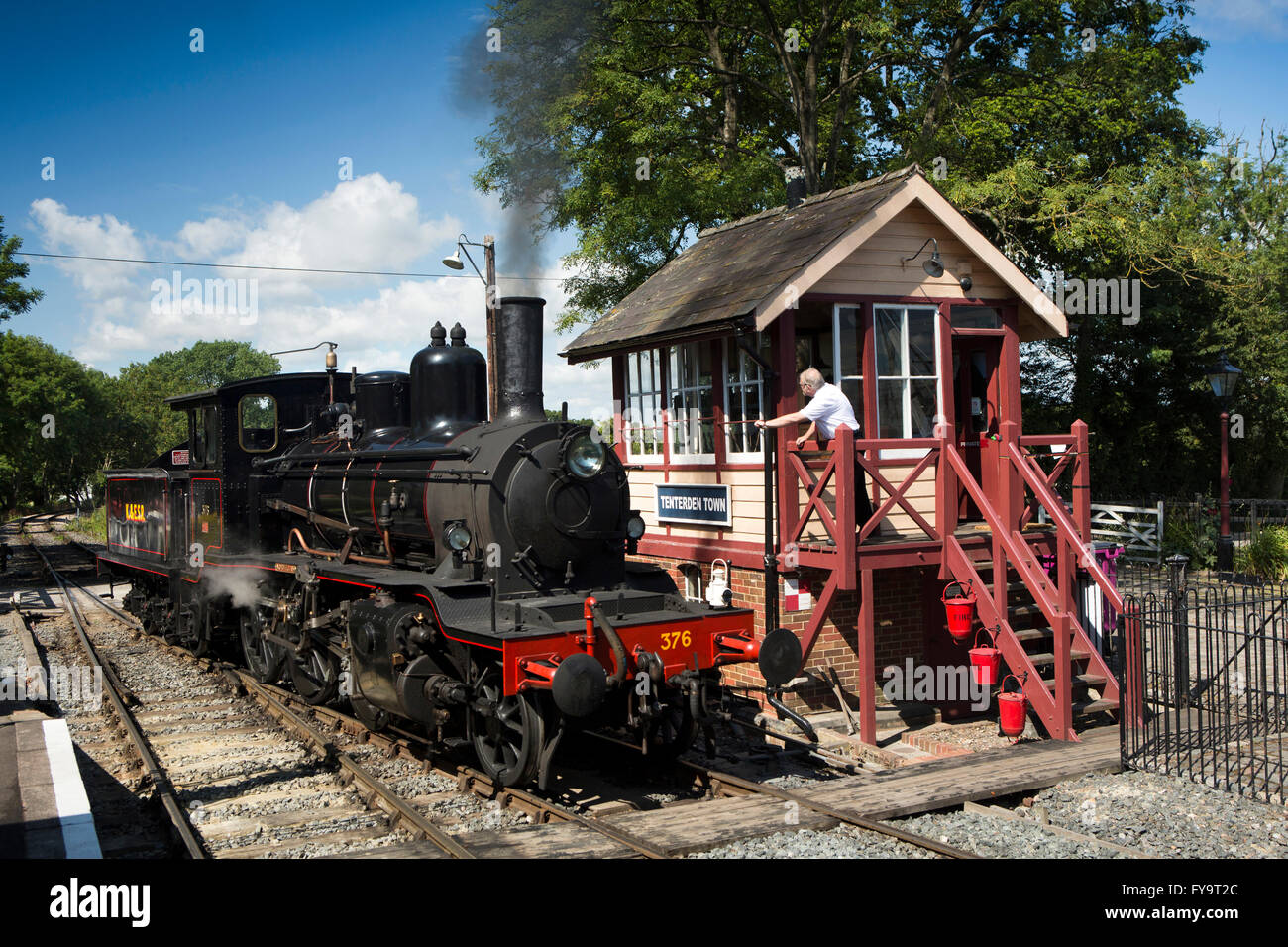 UK, Kent, Tenterden, Kent & East Sussex Railway Ausschreibung loco 376 norwegischen vorbeifahrenden Tenterden Bahnhof Stellwerk Stockfoto