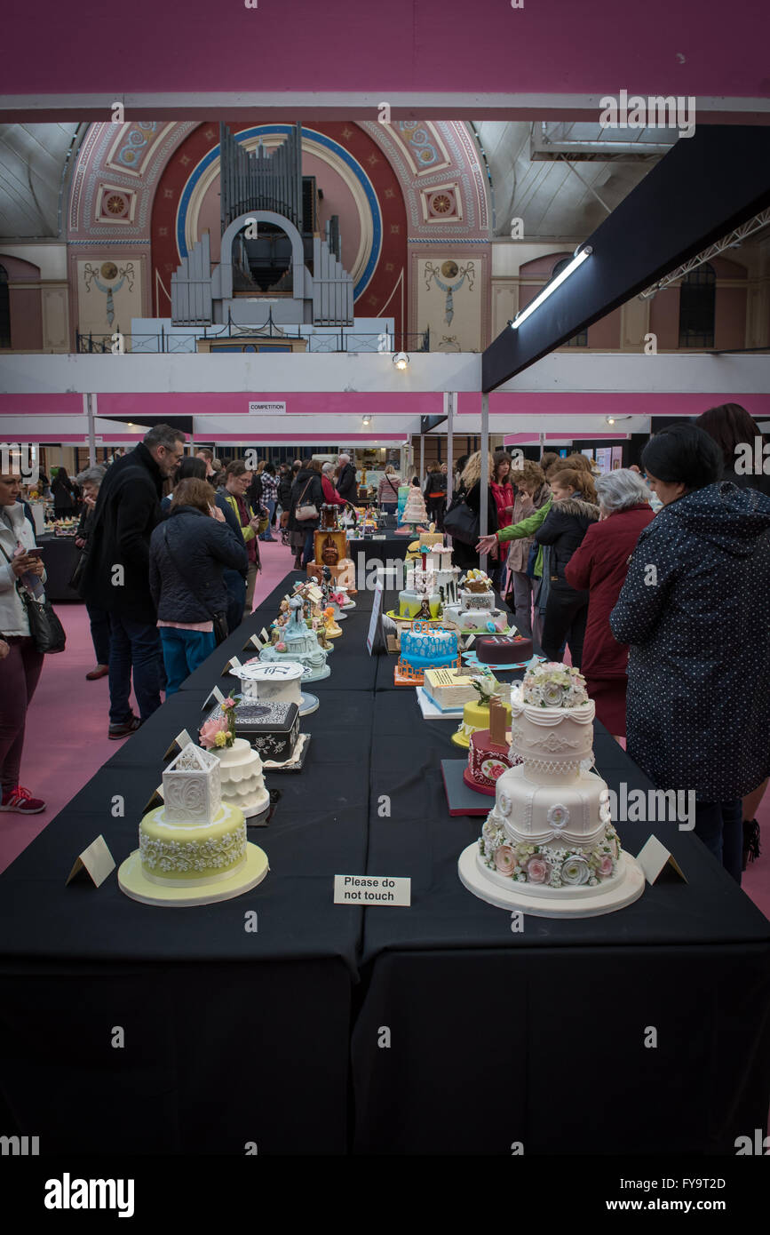 Personen suchen in dekorativen Hochzeitstorten bei Kuchen International – The Sugarcraft, Kuchen dekorieren und Backen-Show in London. Stockfoto