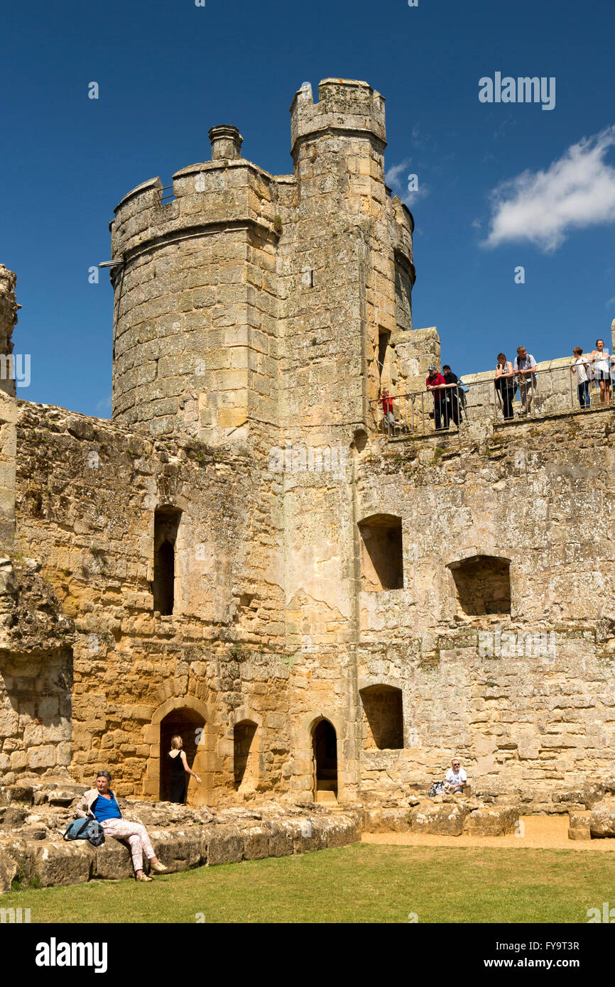 Vereinigtes Königreich, East Sussex, Bodiam Castle, Besucher im Inneren der Burg am Nord-Ost-Turm Stockfoto