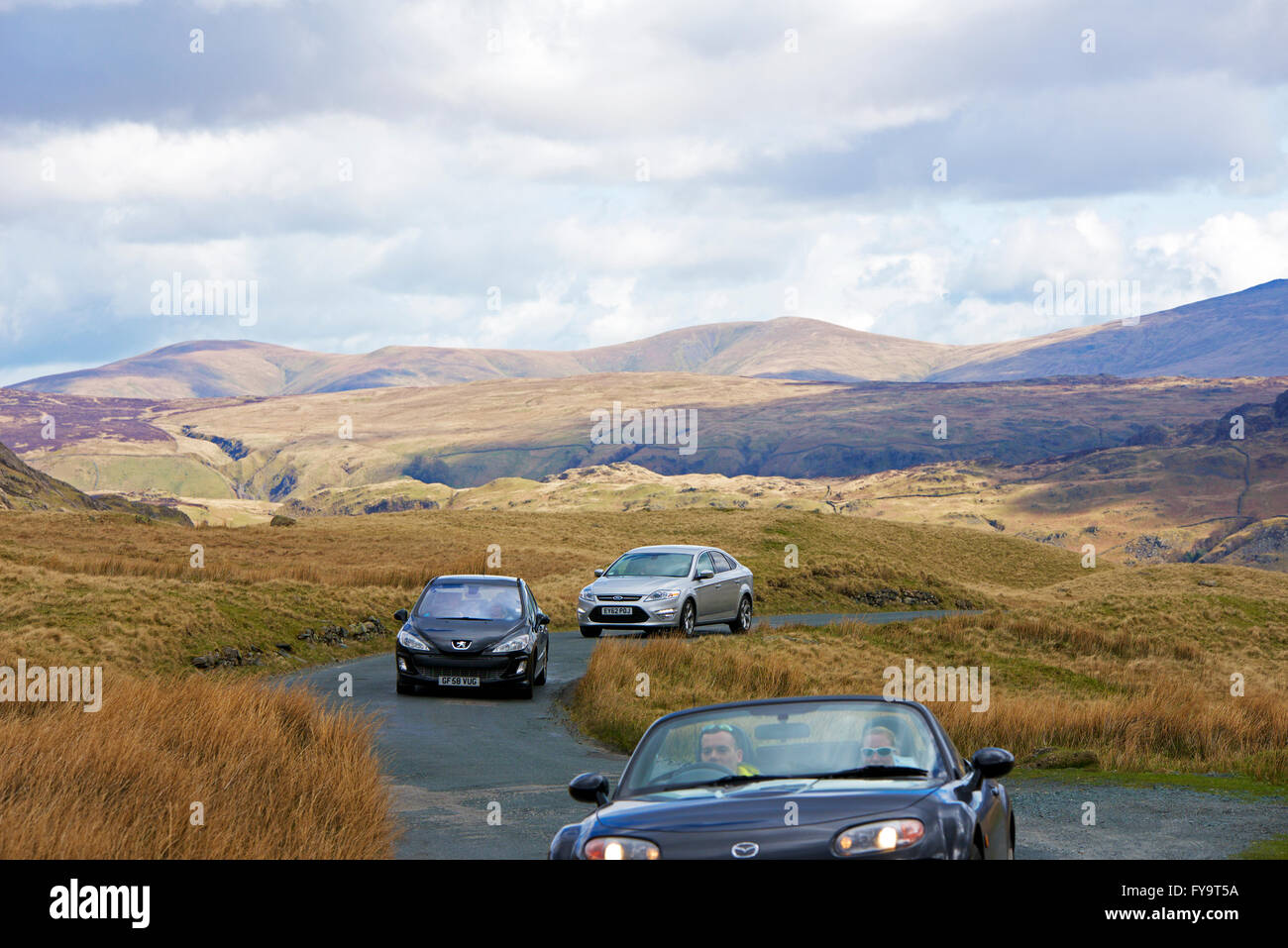 Autos auf Honister Pass (B5289), Lake District National Park, Cumbria, England Stockfoto