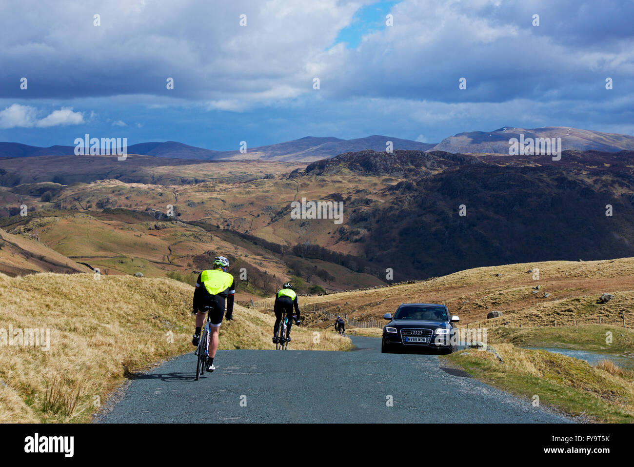 Auto und Radfahrer auf Honister Pass (B5289), Lake District National Park, Cumbria, England Stockfoto
