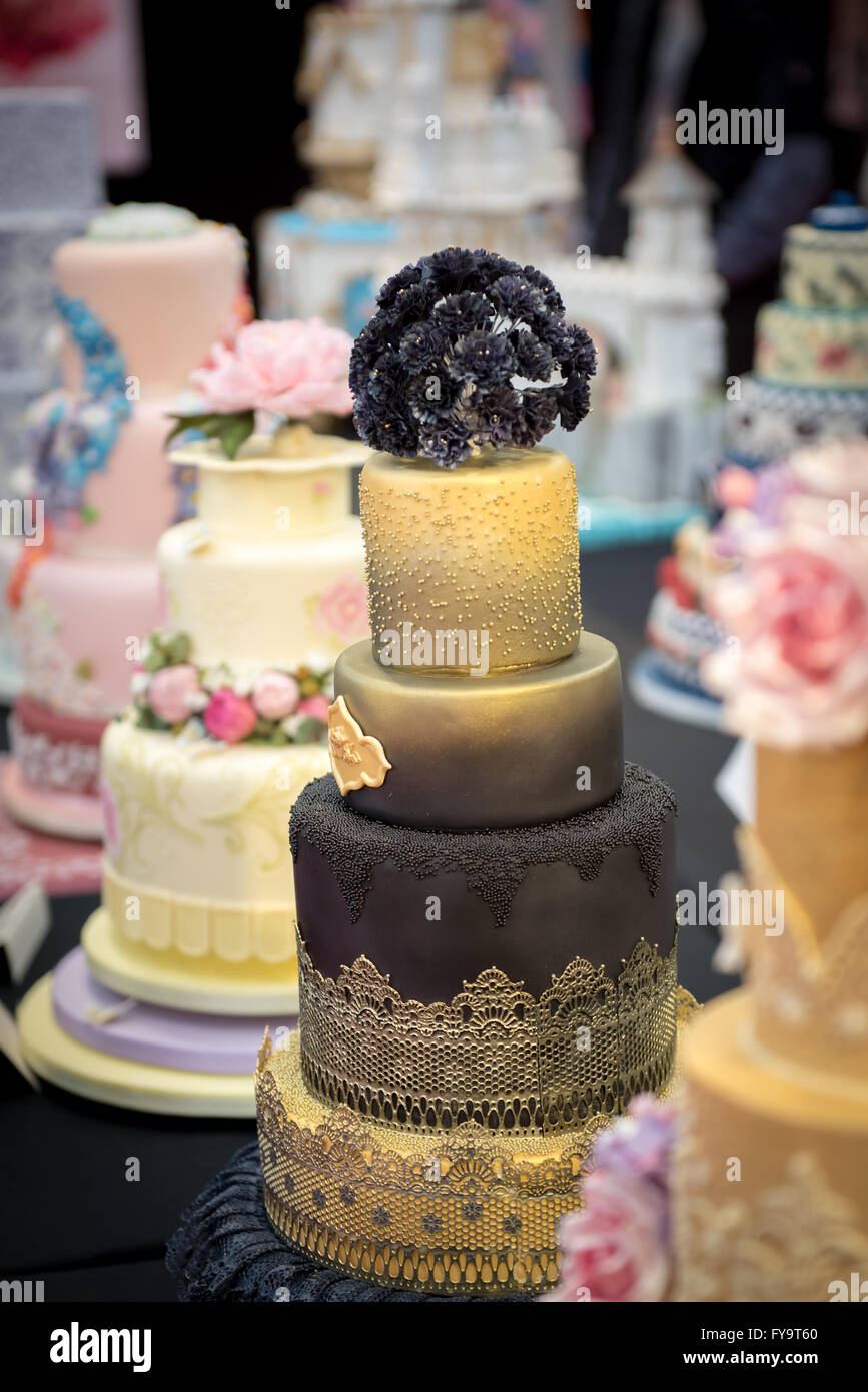 Dekorative Hochzeitstorten Spitzen essbare Blumen bei Kuchen International – The Sugarcraft, Kuchen dekorieren und Backen-Show in London. Stockfoto