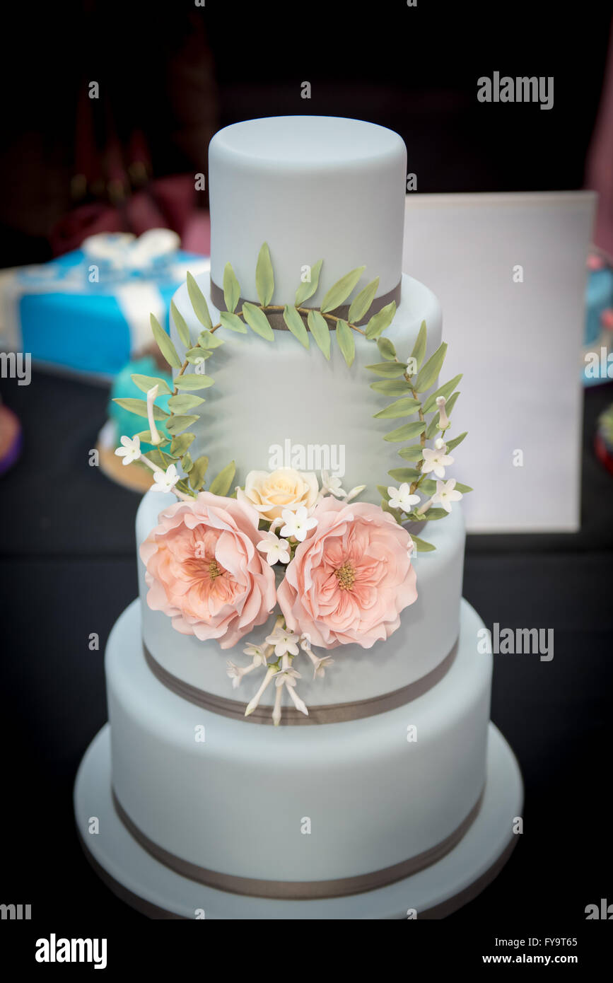 Dekorative Hochzeitstorte mit essbaren Blumen bei Kuchen International – The Sugarcraft, Kuchen dekorieren und Backen-Show in London Stockfoto