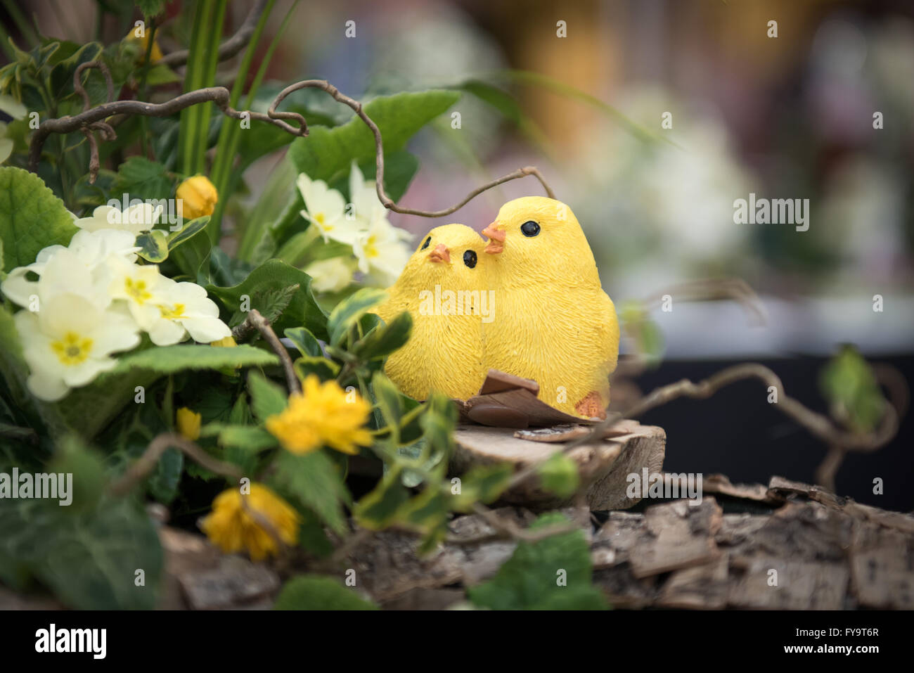 Zwei gelbe Küken Vögel Dekoration Kuchen International – The Sugarcraft, Kuchen dekorieren und Backen-Show in London. Stockfoto
