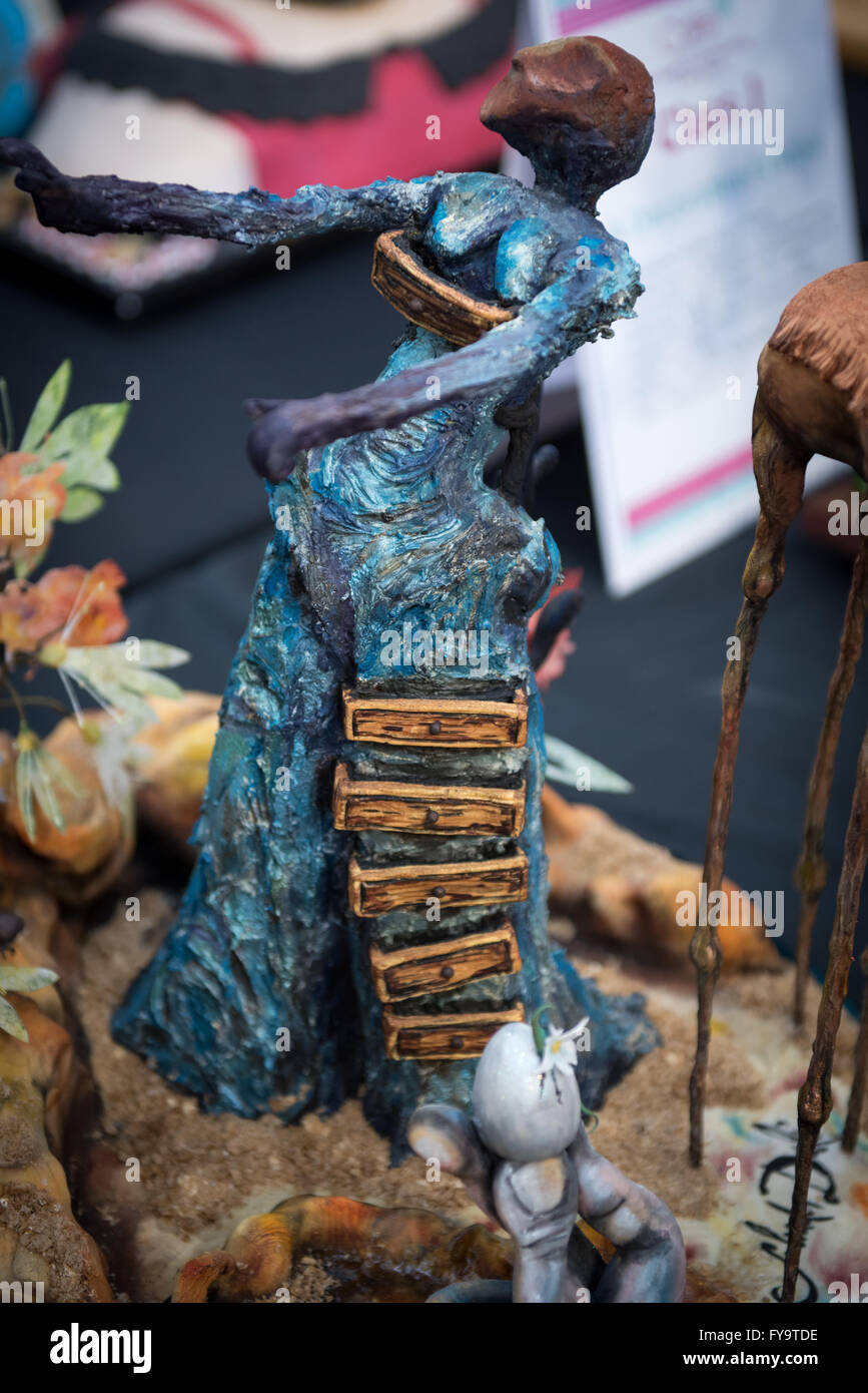 Salvador Dali Brennende Giraffe inspiriert Kuchen Kuchen International – The Sugarcraft, Kuchen dekorieren und Backen-Show in London Stockfoto