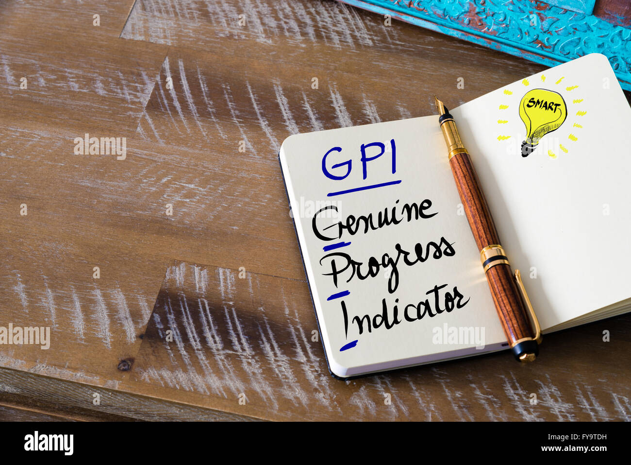 Konzeptionelle Business Akronym GPI echte Statusanzeige. Retro-Wirkung und getönten Bild eines Füllfederhalters auf einem notebook Stockfoto