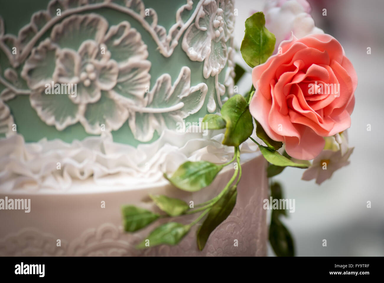 Essbare rose Blume Kuchen Dekoration Ornament bei Kuchen International – The Sugarcraft, Kuchen dekorieren und Backen-Show in London. Stockfoto