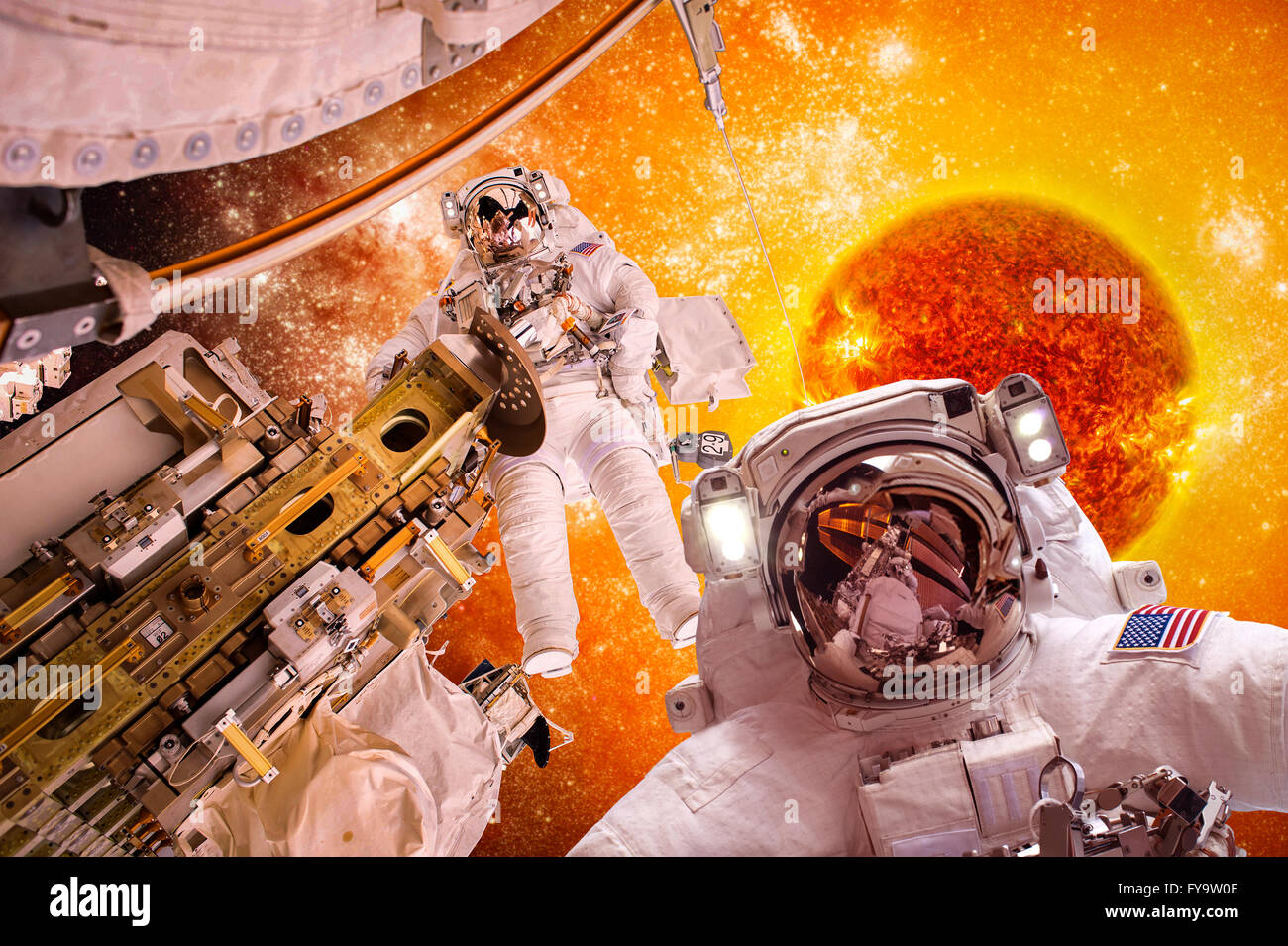 Raumfahrzeuge und Astronauten im Weltraum auf Hintergrund Sonne Stern. Elemente des Bildes von der NASA eingerichtet. Stockfoto