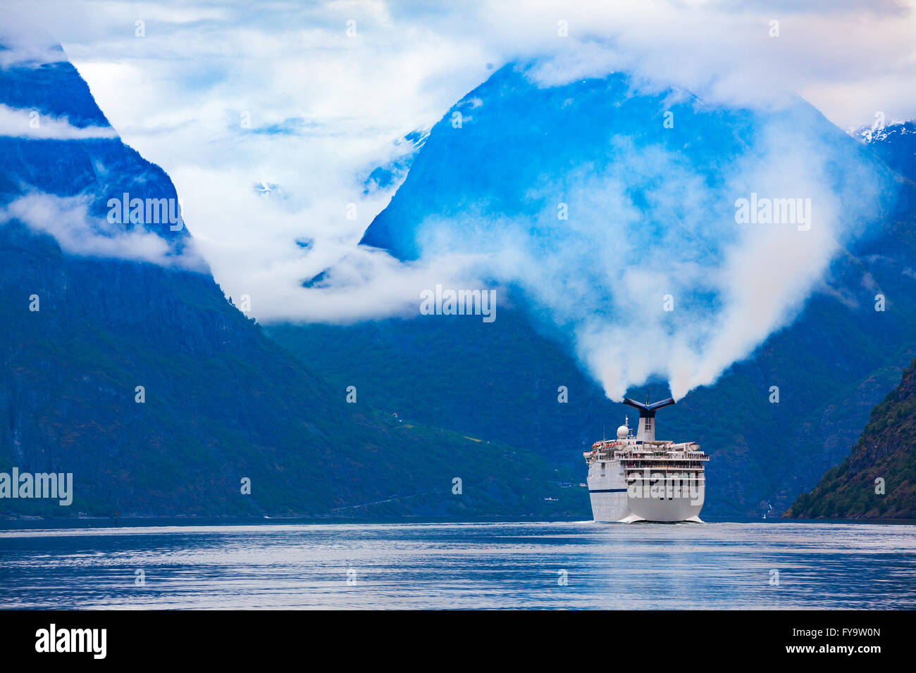 Kreuzfahrtschiff, Cruise Liner auf Hardanger Fjorden, Norwegen Stockfoto