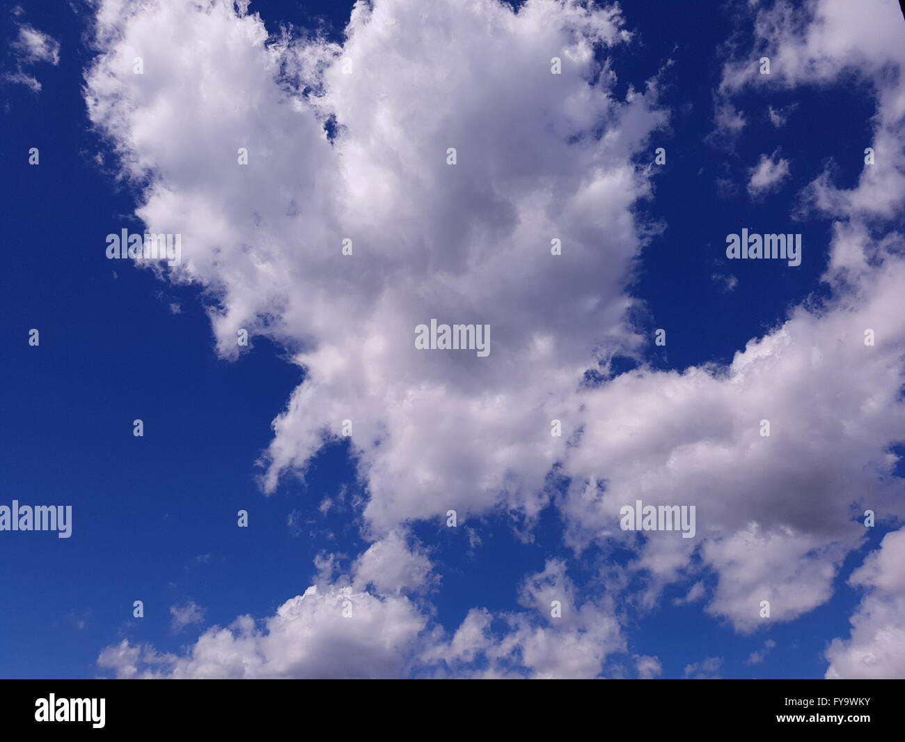 Herzförmige weiße Wolke gegen blauen Himmel abstrakten Hintergrund Stockfoto