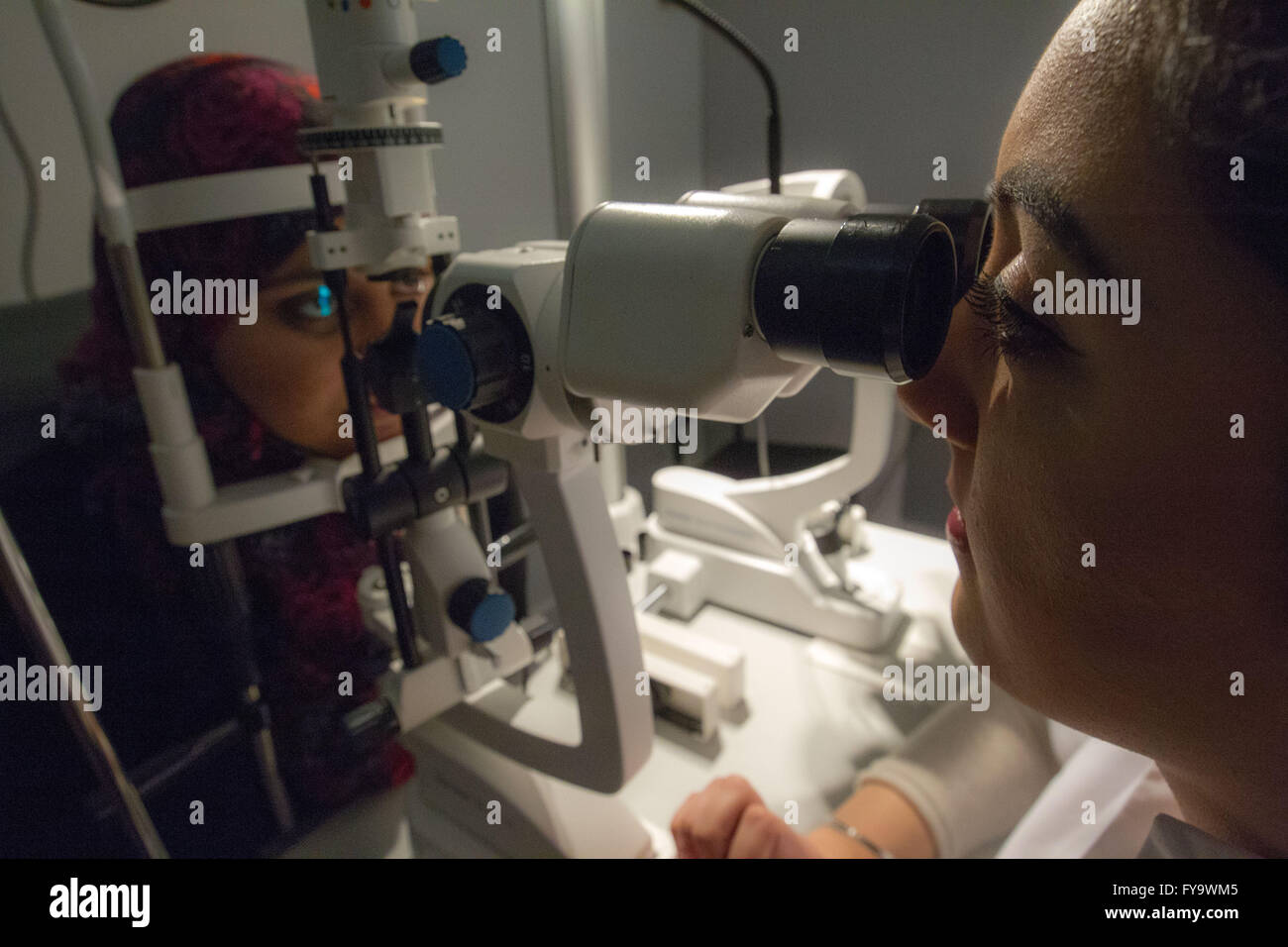 Optiker überprüfen Patienten Augen Stockfoto