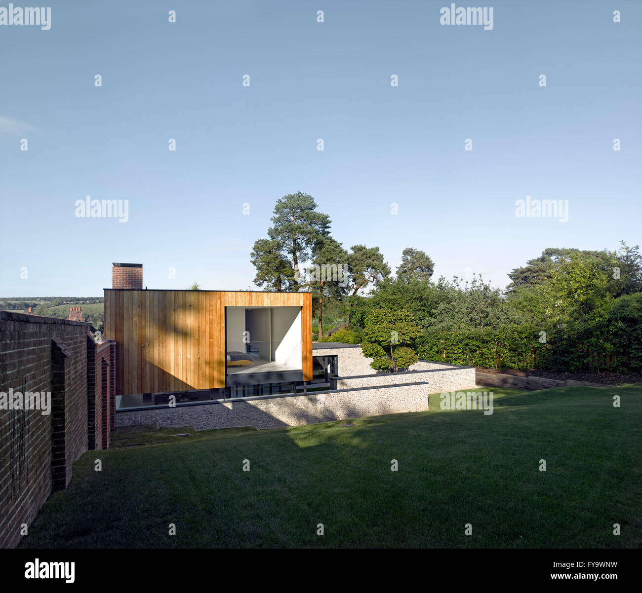 Erhöhten Blick entlang der Gartenmauer in Richtung Haus mit Innenhof. Cheeran Haus, Lower Basildon, Großbritannien. Architekt: John Pardey Architekten, 2015. Stockfoto