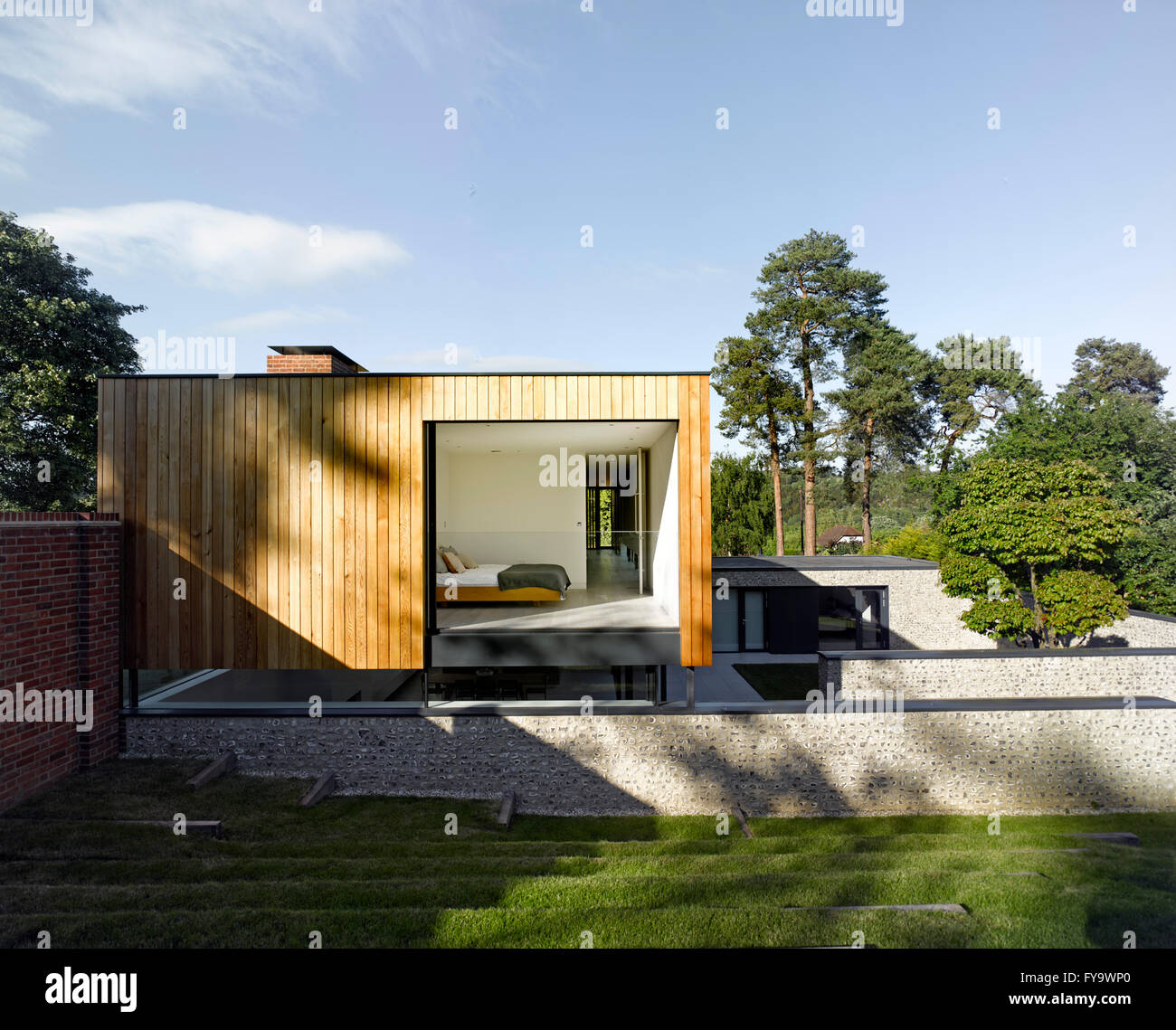 Blick vom Garten in Richtung obere Etage Volumen. Cheeran Haus, Lower Basildon, Großbritannien. Architekt: John Pardey Architekten, 2015. Stockfoto