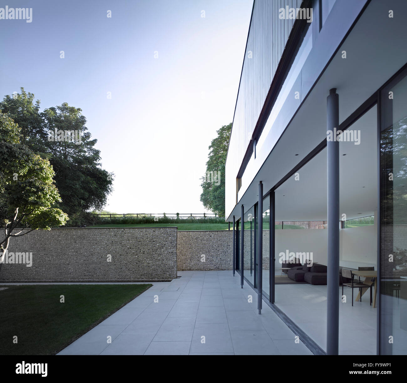 Blick auf den Innenhof mit Fassadenverglasung. Cheeran Haus, Lower Basildon, Großbritannien. Architekt: John Pardey Architekten, 2015. Stockfoto