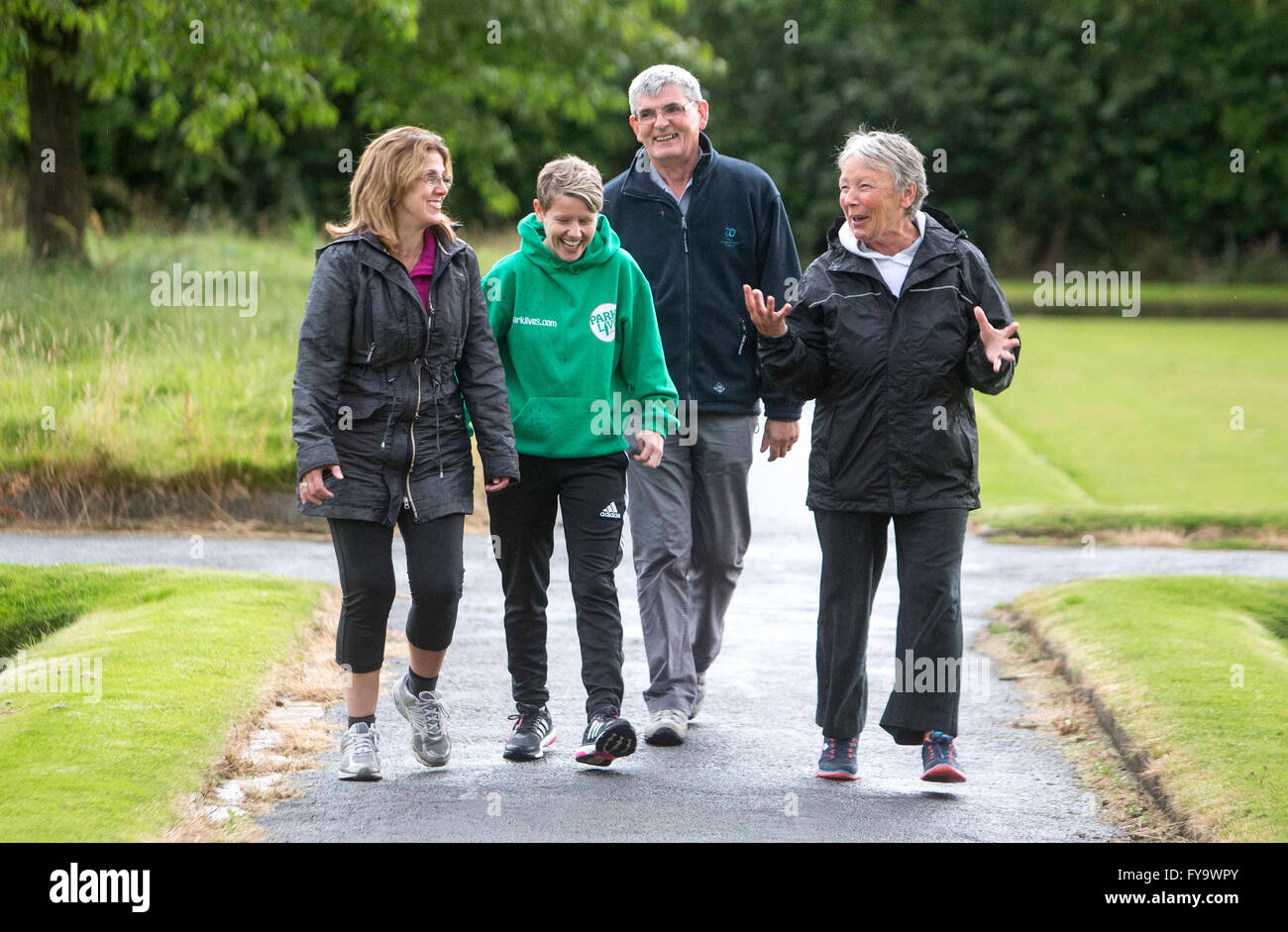 Ältere Menschen Power Walking im Victoria Park Schottland, fit halten und im Gespräch Stockfoto