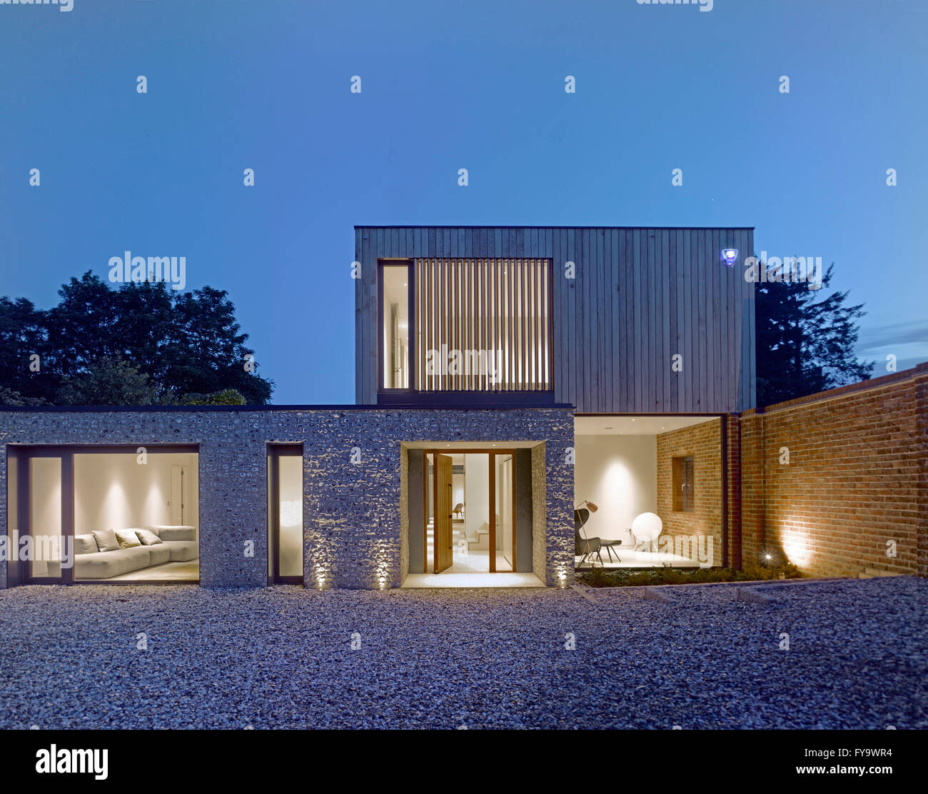 Abenddämmerung Erhebung der Hauseingang. Cheeran Haus, Lower Basildon, Großbritannien. Architekt: John Pardey Architekten, 2015. Stockfoto