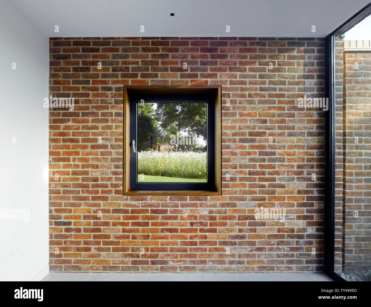 Gartenmauer-Bild-Fenster. Cheeran Haus, Lower Basildon, Großbritannien. Architekt: John Pardey Architekten, 2015. Stockfoto
