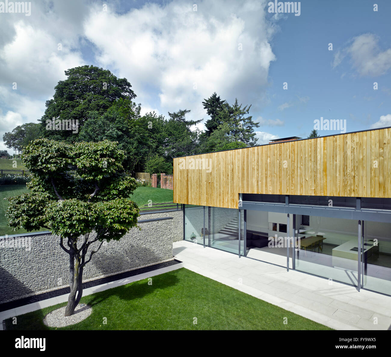 Schrägen und erhöhten Blick auf Hof und zweigeschossigen Außenfassade. Cheeran Haus, Lower Basildon, Großbritannien. Architekt: John Pardey Architekten, 2015. Stockfoto