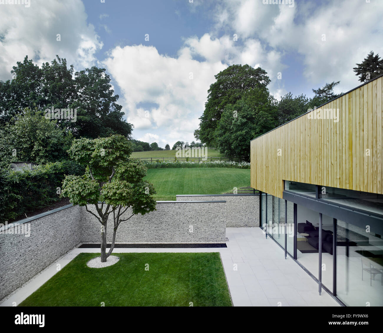 Erhöhten Blick auf Hof und zweigeschossigen Außenfassade. Cheeran Haus, Lower Basildon, Großbritannien. Architekt: John Pardey Architekten, 2015. Stockfoto